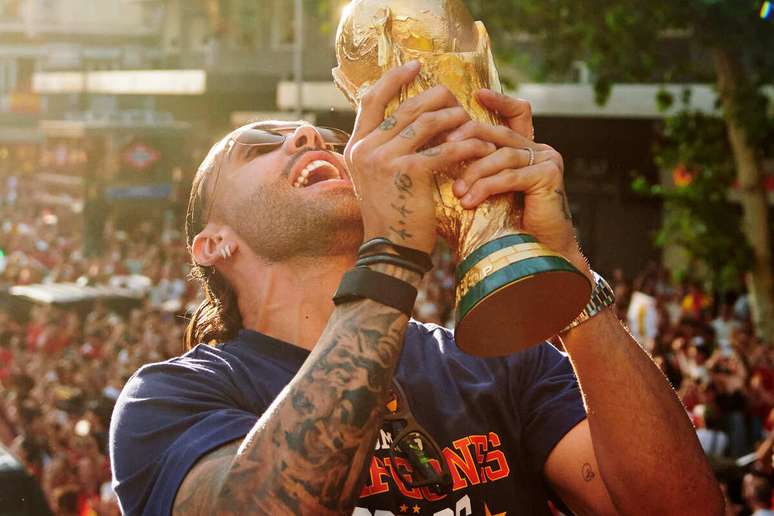 Desfile dos jogadores espanh&oacute;is com a ta&ccedil;a da Copa do Mundo de 2026 &ndash;