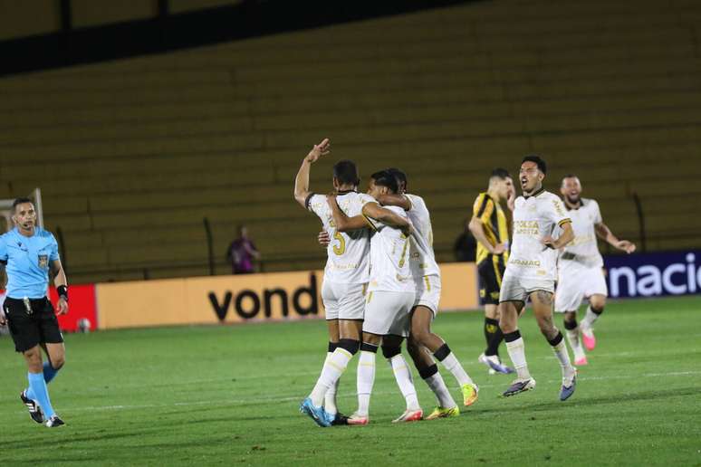 Jogadores comemoram gol de Diego Gon&ccedil;alves &ndash;