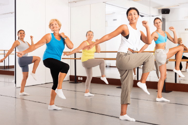 Fortalecimento muscular, mobilidade e equil&iacute;brio s&atilde;o alguns dos benef&iacute;cios que yoga e dan&ccedil;a podem proporcionar 