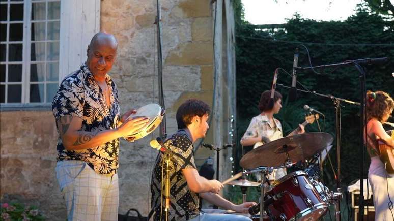 Artistas se apresentam no Ch&acirc;teau des Quat'Sos, cen&aacute;rio medieval que recebe o festival dedicado &agrave; m&uacute;sica brasileira no sudoeste da Fran&ccedil;a.