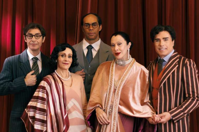 Claudia Raia junto com grande elenco de 'Tarsila'