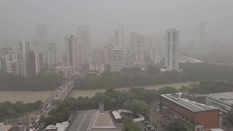 Cidade do Recife em dia de chuva.
