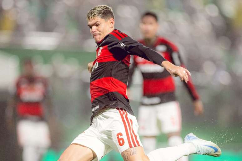 Ayrton Lucas tenta chute, mas manda para fora; jogador admitiu m&aacute; atua&ccedil;&atilde;o &ndash;