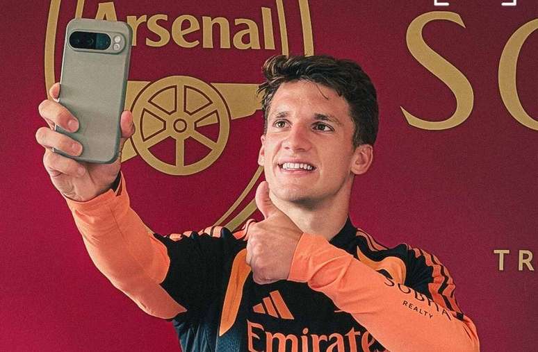 Tzolis tira fotos ap&oacute;s assinar contrato com o Arsenal at&eacute; junho de 2031 &ndash;