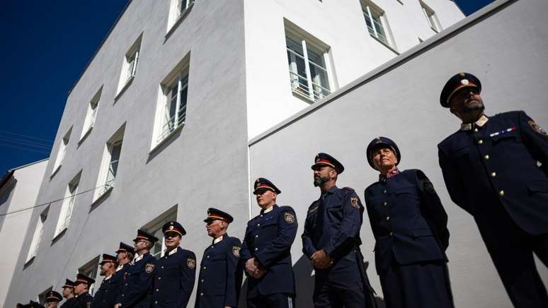 Policiais formaram fila em frente &agrave; nova delegacia ap&oacute;s a sua inaugura&ccedil;&atilde;o.