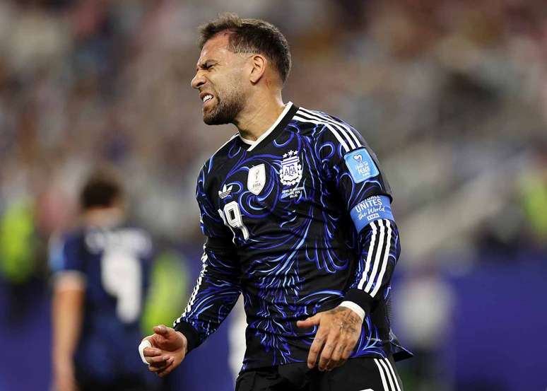 Otamendi em a&ccedil;&atilde;o com a camisa da Argentina na Copa do Mundo de 2026 &ndash;