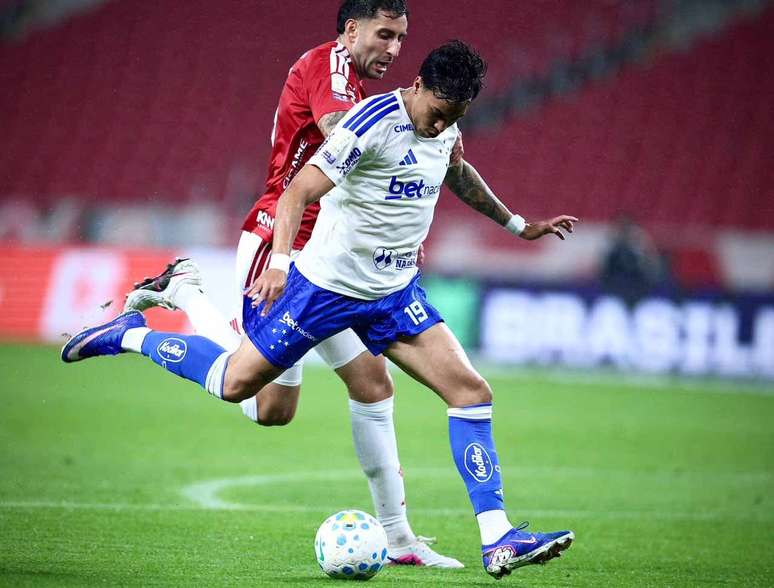 Cruzeiro tenta manter o controle do jogo, enquanto Internacional tentava reverter no desespero &ndash;