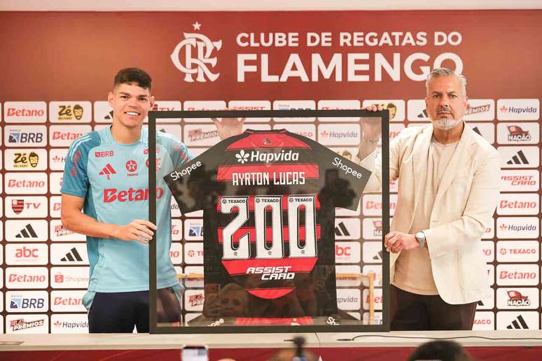 Ayrton Lucas j&aacute; tem 223 partidas com a camisa do Flamengo &ndash;