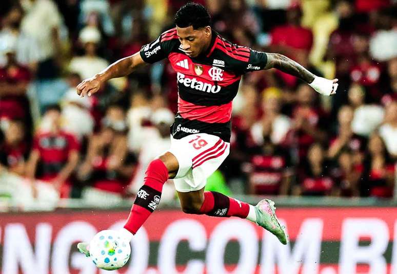 Gonzalo Plata pede substitui&ccedil;&atilde;o ainda no primeiro tempo contra a Chapecoense &ndash;