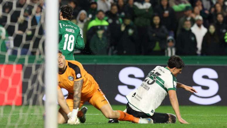 Mauricio comemora seu gol contra o Coritiba no Couto Pereira &ndash;