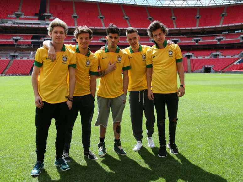 Membros do One Direction posam com camisas da sele&ccedil;&atilde;o brasileira 