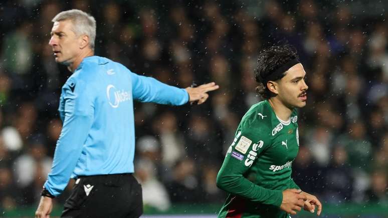 Mauricio marcou dois gols e comandou a vit&oacute;ria do Palmeiras sobre o Coritiba &ndash;