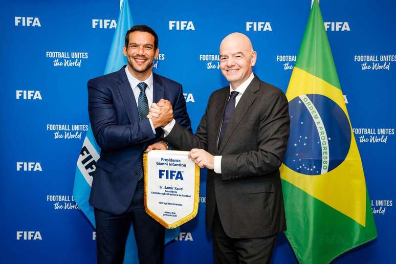 Presidente da Fifa ao lado do presidente da CBF, Samir Xaud &ndash; 