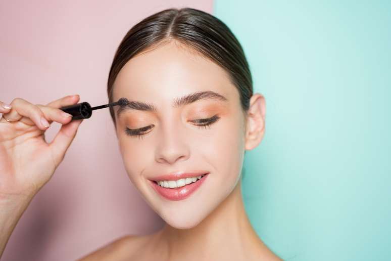 Para criar o efeito de brow lamination, o ideal &eacute; aplicar o gel no sentido natural dos fios 