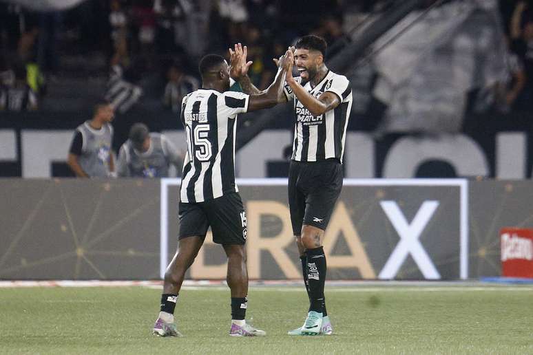 Impenetr&aacute;veis! Barboza (dir.) e Bastos conquistaram juntos o Brasileir&atilde;o e a Libertadores em 2024 &ndash;