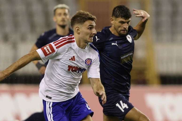 Jogadores de Hajduk Split e Pafos em disputa de bola &ndash;
