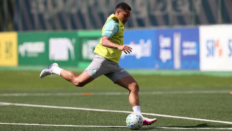 Vitor Roque treinou no campo e segue em transi&ccedil;&atilde;o f&iacute;sica &ndash;