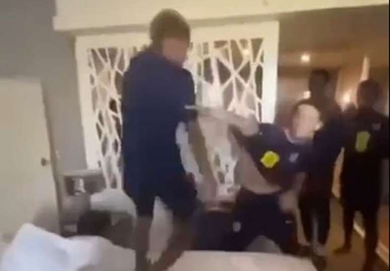 Imagens da briga entre jogadores da sele&ccedil;&atilde;o inglesa sub-16 viralizaram nas redes sociais &ndash;