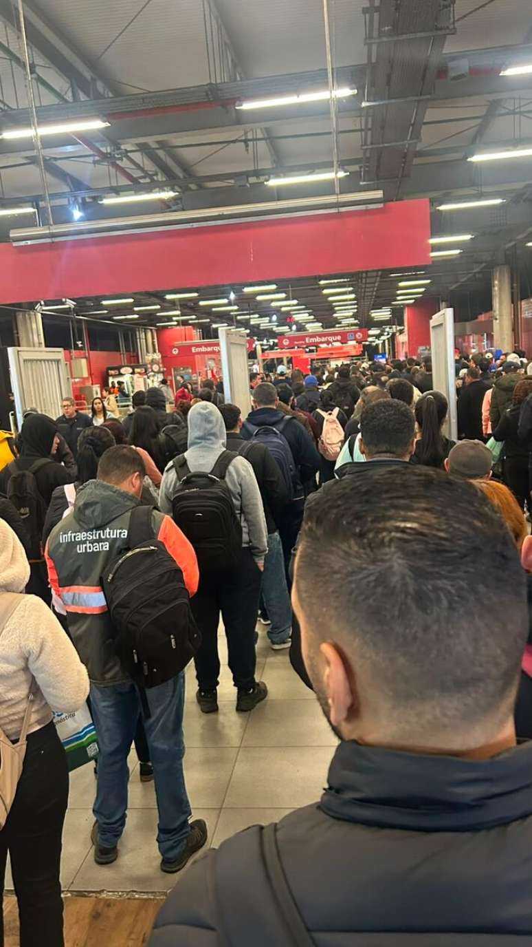 Usu&aacute;rios relataram catracas travadas e esta&ccedil;&otilde;es lotadas durante a paralisa&ccedil;&atilde;o das linhas 11-Coral, 12-Safira e 13-Jade