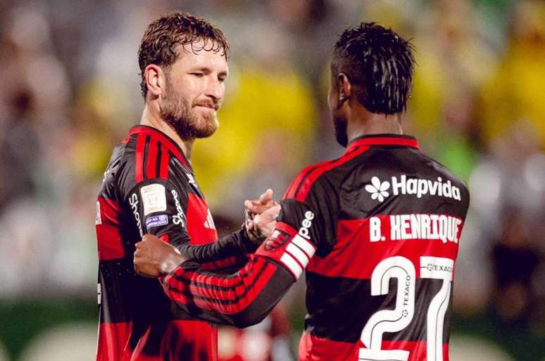 Zagueiro L&eacute;o Pereira (esq.) volta ap&oacute;s Copa do Mundo &ndash;
