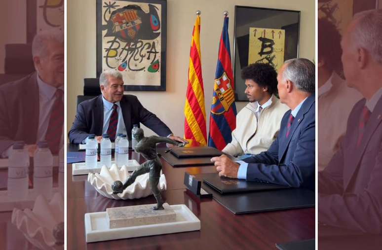 Adeyemi conversa com o presidente do Barcelona Joan Laporta (E) &ndash;