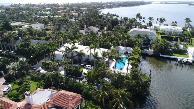 Anya foi levada de avi&atilde;o at&eacute; Epstein, em Palm Beach, onde sofreu abusos.