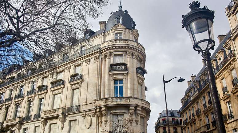 Epstein conheceu Anya em seu vasto apartamento em Paris, perto do Arco do Triunfo