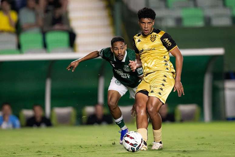 Goi&aacute;s e Sport duelaram na noite desta quarta-feira (22), pela S&eacute;rie B do Brasileiro, no est&aacute;dio da Serrinha, em Goi&acirc;nia &ndash;