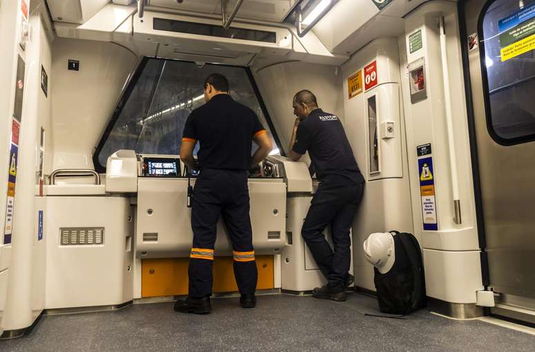 Vista interna e fluxo de passageiros, trens, interior dos vag&otilde;es, obras e fachada das esta&ccedil;&otilde;es da Linha 6-Laranja do Metr&ocirc; de S&atilde;o Paulo. O ramal iniciou sua opera&ccedil;&atilde;o assistida de forma parcial atrav&eacute;s de seis esta&ccedil;&otilde;es inauguradas: Jo&atilde;o Paulo I, Freguesia do &Oacute;, Santa Marina &Aacute;gua Branca, SESC-Pompeia e Perdizes. O ramal opera gratuitamente em hor&aacute;rio reduzido (das 10h &agrave;s 15h) em meio a estruturas inacabadas e canteiros de obras ativos ao longo das plataformas. A conclus&atilde;o total do projeto pela concession&aacute;ria LinhaUni &eacute; prevista para 2027.