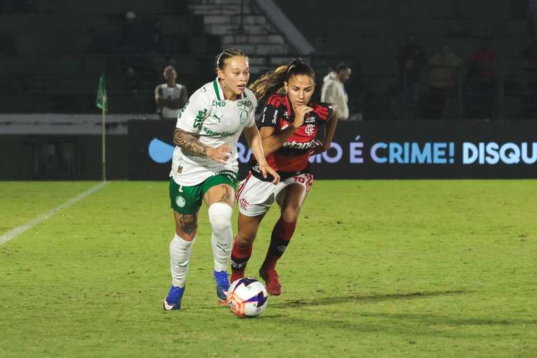 Jogadoras de Flamengo e Palmeiras durante torneio de futebol feminino &ndash;