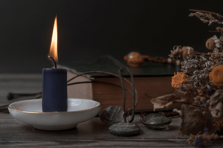 A vela preta funciona como um instrumento que potencializa a inten&ccedil;&atilde;o de quem realiza o ritual 