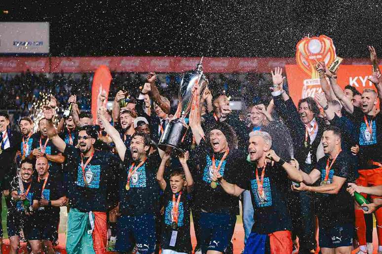 T&iacute;tulo recente do Pafos do Chipre, com David Luiz (ao lado da ta&ccedil;a) e S&aacute; Pinto ao fundo &ndash;