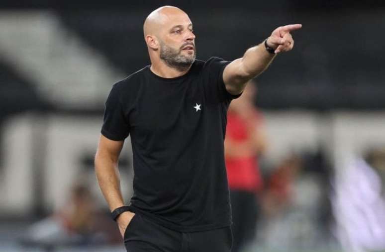 Franclim Carvalho tenta resolver falta de pontaria do ataque do Botafogo –