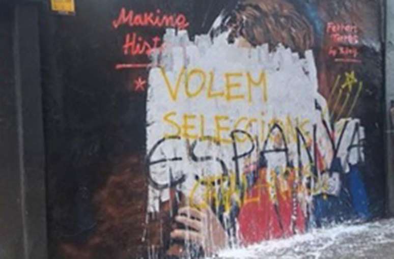 Vandalismo no muro em Barcelona &ndash;