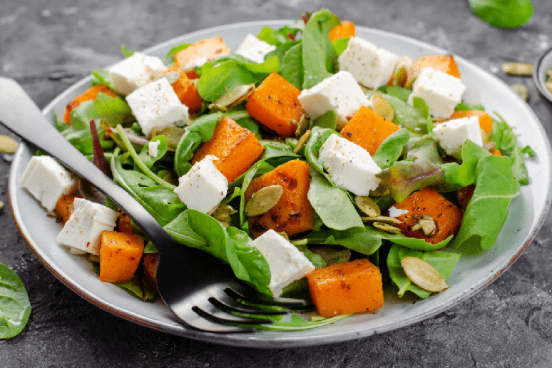 Salada morna de ab&oacute;bora com r&uacute;cula e queijo feta 