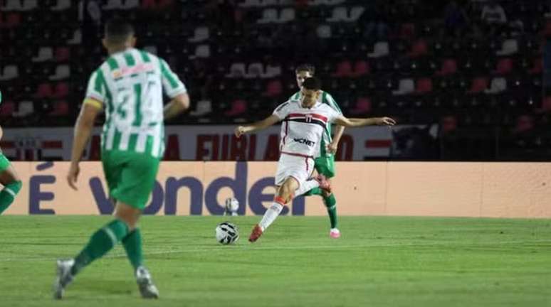 Wesley cobra falta com precis&atilde;o para anotar o segundo gol do Botafogo-SP diante do Juventude &ndash;
