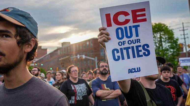 Opera&ccedil;&otilde;es do ICE dividiram comunidades em diferentes partes do pa&iacute;s. Na imagem, protesto no Estado do Maine ap&oacute;s um homem ser baleado por agentes do &oacute;rg&atilde;o em julho