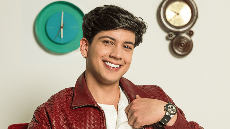 L&eacute;o Foguete aposta na nostalgia e no forr&oacute; rom&acirc;ntico em seu novo &aacute;lbum, Al&eacute;m do Tempo