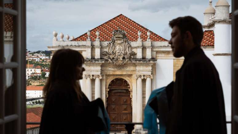 Alunos da Universidade de Coimbra diante da Biblioteca Joanina.