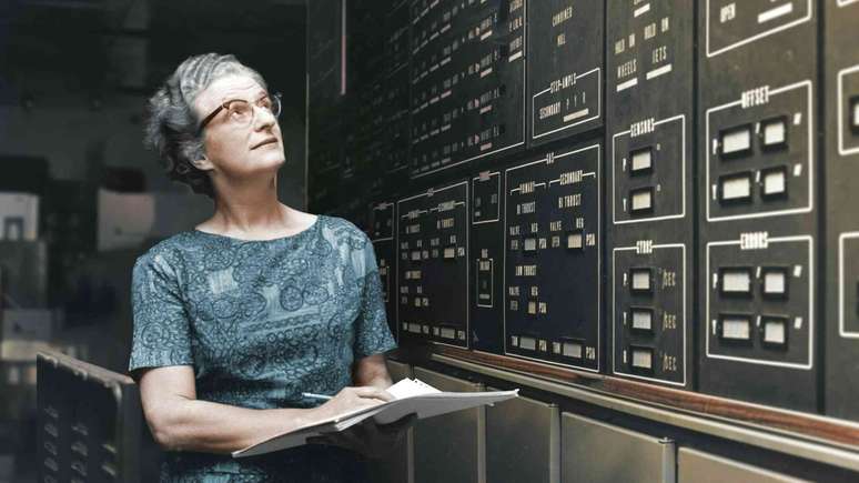 Nancy Grace Roman, a primeira chefe de astronomia da Nasa, fotografada no Centro de V&ocirc;os Espaciais Goddard da ag&ecirc;ncia, em Greenbelt, Maryland, por volta de 1972.