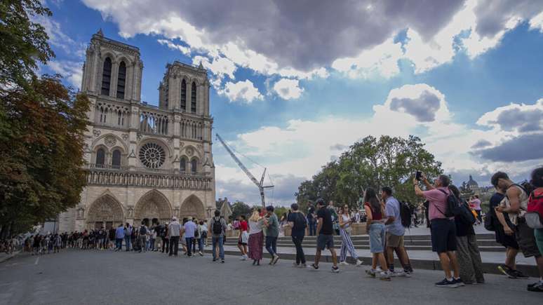 A catedral, que foi restaurada ap&oacute;s o inc&ecirc;ndio que a devastou em 2019, recebeu mais de 6 milh&otilde;es de visitantes desde sua reabertura em dezembro de 2024.