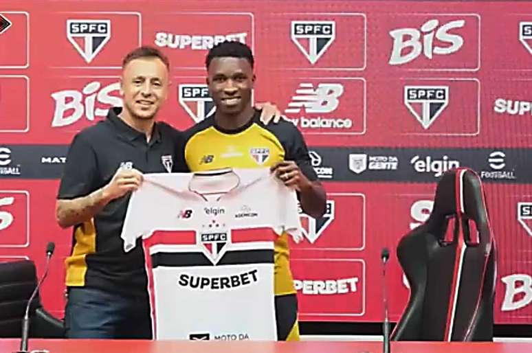 Aur&eacute;lio Buta &eacute; apresentado no S&atilde;o Paulo &ndash;