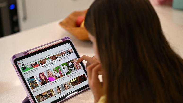 Especialistas sugerem que YouTube deixe de recomendar v&iacute;deos gerados por IA