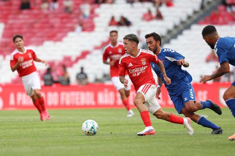 Jogadores de Benfica e Belenenses em disputa de bola no Est&aacute;dio da Luz-