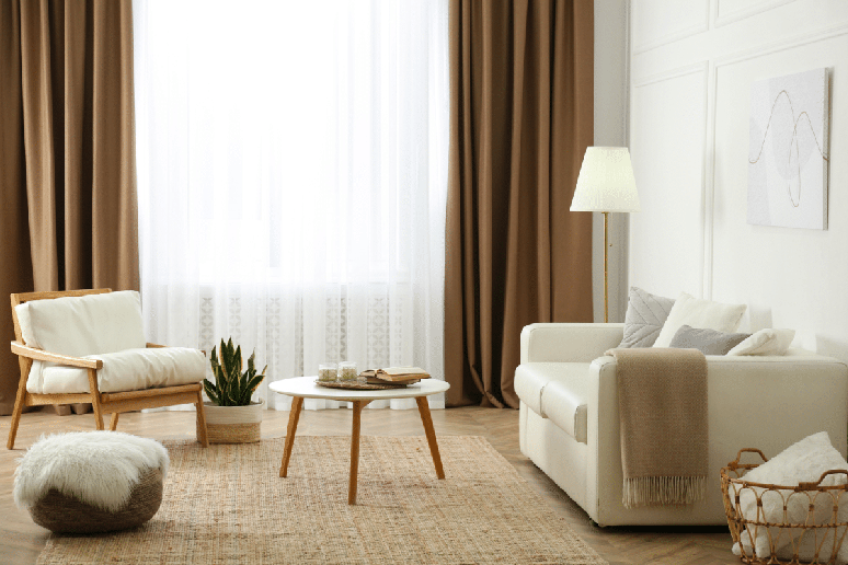 Cortinas com tecidos mais pesados ajudam na reten&ccedil;&atilde;o do calor interno, al&eacute;m de valorizarem o ambiente com uma apar&ecirc;ncia mais elegante e sofisticada 
