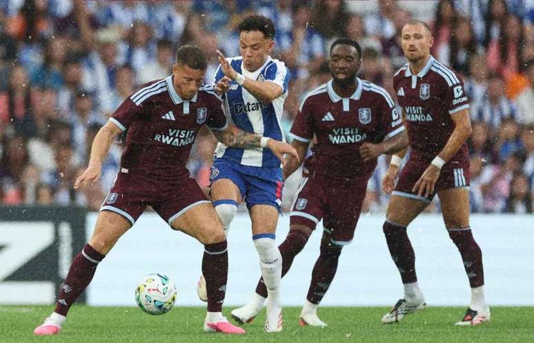 Pep&ecirc; d&aacute; trabalho para a defesa do Aston Villa no amistoso deste s&aacute;bado no Est&aacute;dio do Drag&atilde;o.&nbsp;