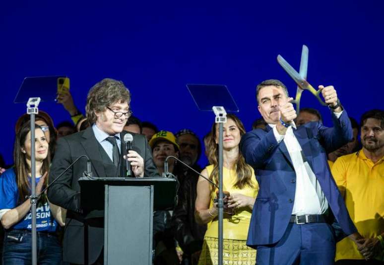 Javier Milei e Fl&aacute;vio Bolsonaro durante a conven&ccedil;&atilde;o nacional do Partido Liberal (PL) no Mercado Livre Arena, na zona oeste de S&atilde;o Paulo