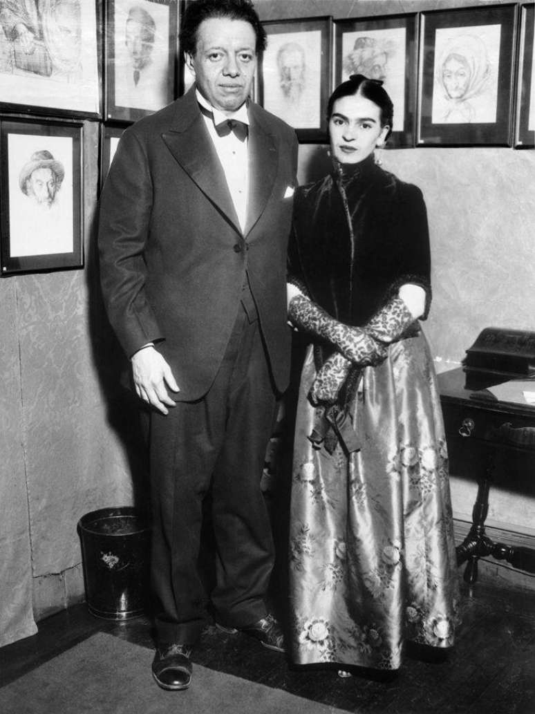 No in&iacute;cio dos anos 1930, Diego Rivera e Frida Kahlo viveram uma temporada nos EUA. De l&aacute;, a artista escreveu v&aacute;rias cartas para a fam&iacute;lia. Esta foto foi tirada em uma exposi&ccedil;&atilde;o em Nova York