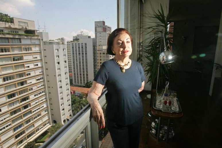 A atriz Beatriz Segall em foto tirada no seu apartamento na cidade de S&atilde;o Paulo, em janeiro de 2007.