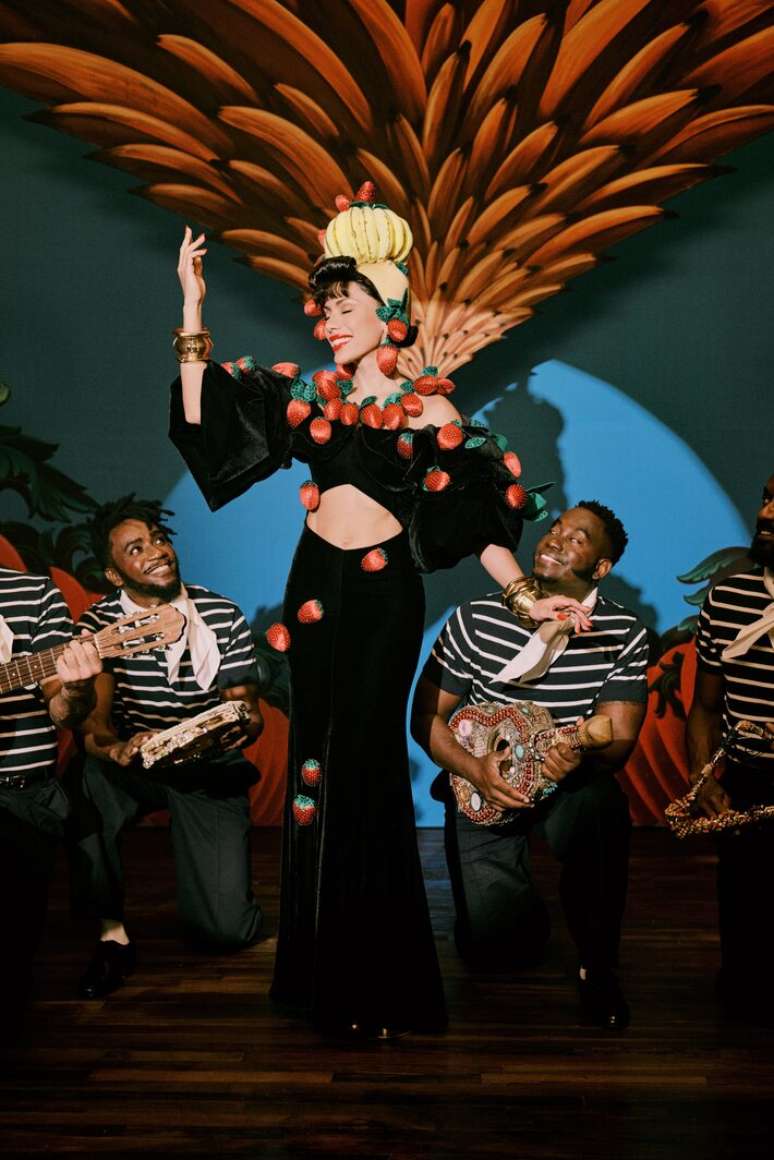 Anitta fez m&uacute;sica inspirada em Carmen Miranda para falar sobre dores da carreira